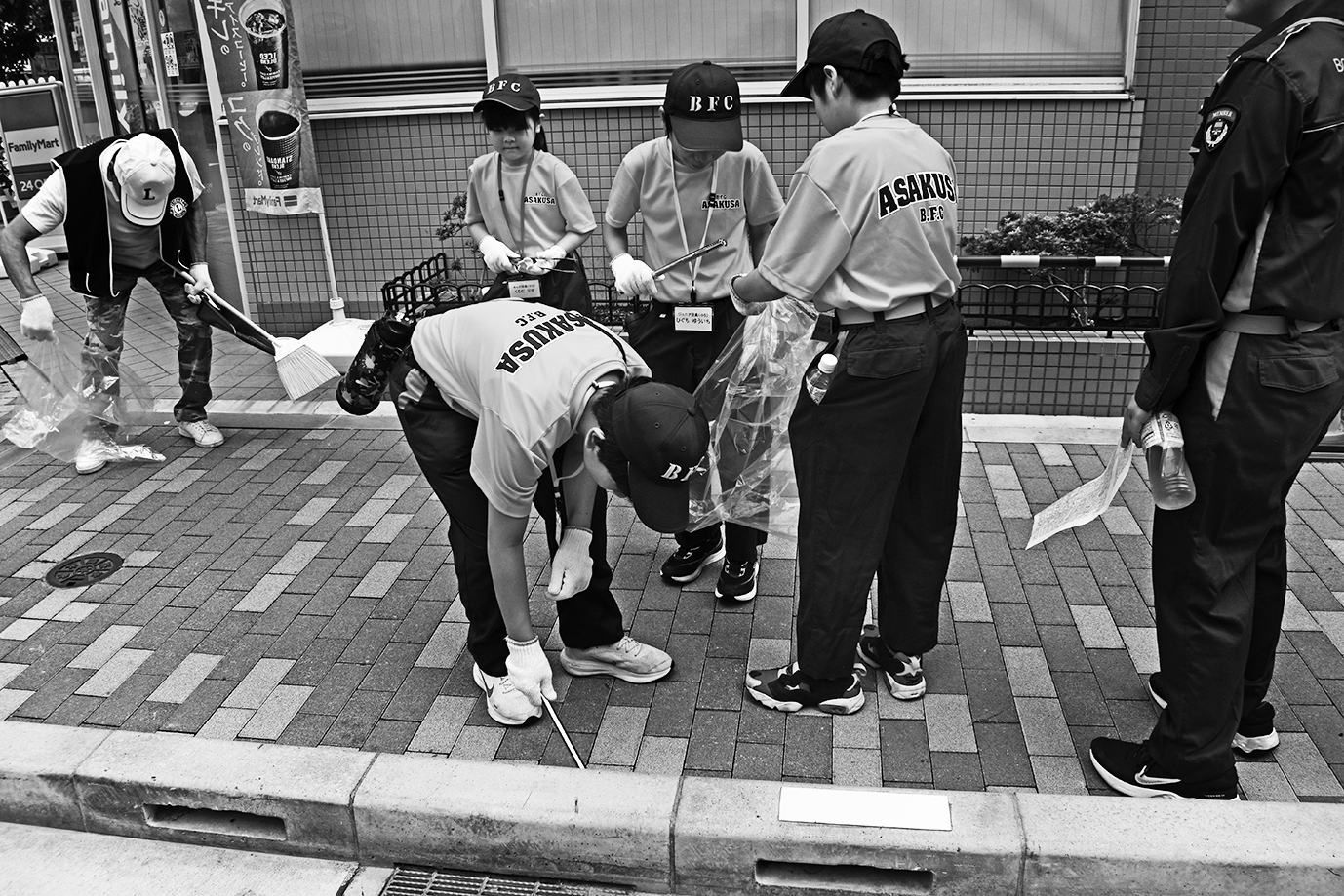 東京浅草飛翔ライオンズクラブ　ゴミ拾い活動